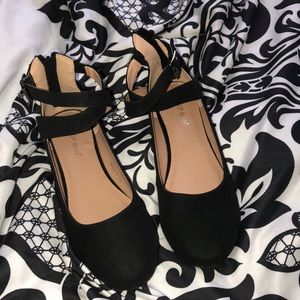 Black flat shoes